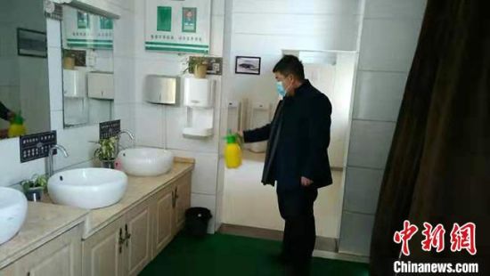 圖為2月初,工作人員對敦煌市旅游景區衛生間進行防疫消毒。 敦煌市委宣傳部供圖 攝 圖為2月初,工作人員對敦煌市旅游景區衛生間進行防疫消毒。 敦煌市委宣傳部供圖 攝