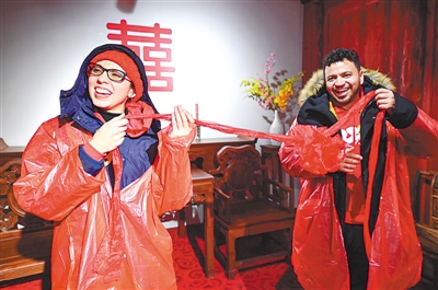 寧波百名外籍人士走進(jìn)前童古鎮(zhèn) 體驗?zāi)晡丁胺沁z”文化 寧波百名外籍人士走進(jìn)前童古鎮(zhèn) 體驗?zāi)晡丁胺沁z”文化