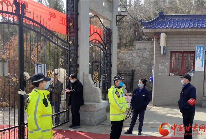 今年清明暫停祭掃 蘭州交警設23處勸返點對違反規定者進行勸離（圖）