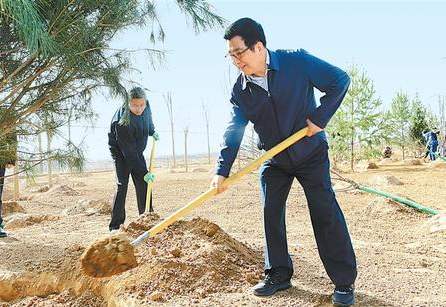 林鐸參加省城蘭州義務(wù)植樹活動時(shí)強(qiáng)調(diào) 牢固樹立綠水青山就是金山銀山的理念 為全面建成小康社會創(chuàng)造良好生態(tài)環(huán)境 歐陽堅(jiān)孫偉等參加