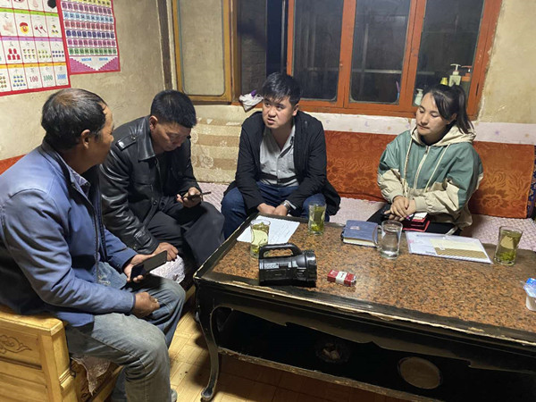 1588842904162352.jpg 圖為木耳鎮(zhèn)紀檢干事盧建民(左三)連夜在多壩村多壩組奚連德家中了解受災(zāi)情況,排查安全隱患,并宣傳發(fā)生次生災(zāi)害的相關(guān)知識。_副本.jpg