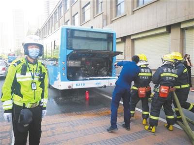 蘭州一公交車自燃 交警消防及時(shí)救援滅火