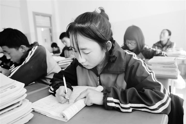 慶陽環縣這名小姑娘，柔弱肩膀撐起一個大家庭