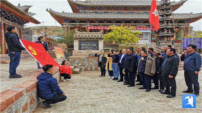 1593596527931775.jpg “七一”前夕,甘南州紀委監委機關第二黨支部組織支部黨員和幫扶村黨員赴臨潭縣新城鎮蘇維埃舊址紅色教育基地參觀學習活動。_副本.jpg