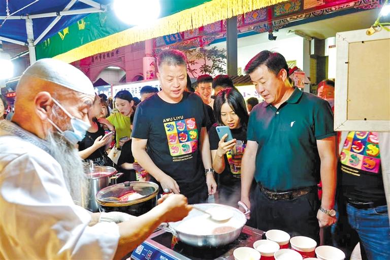 鄭州餐飲同行“打卡”金城夜市：“月光下的蘭州美食，唇齒留香”