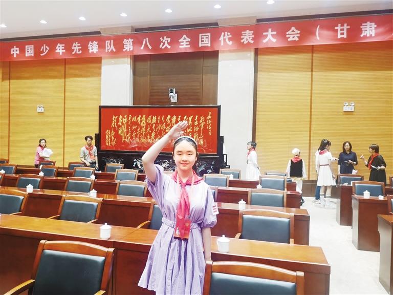 代表蘭州少先隊員參加全國少代會——這個小姑娘，攢勁！