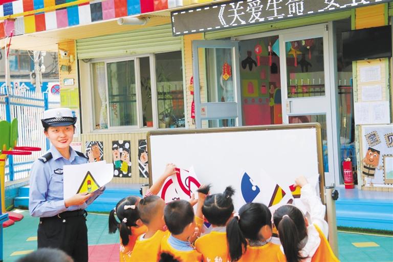 蘭州交警走進幼兒園帶著萌娃學安全
