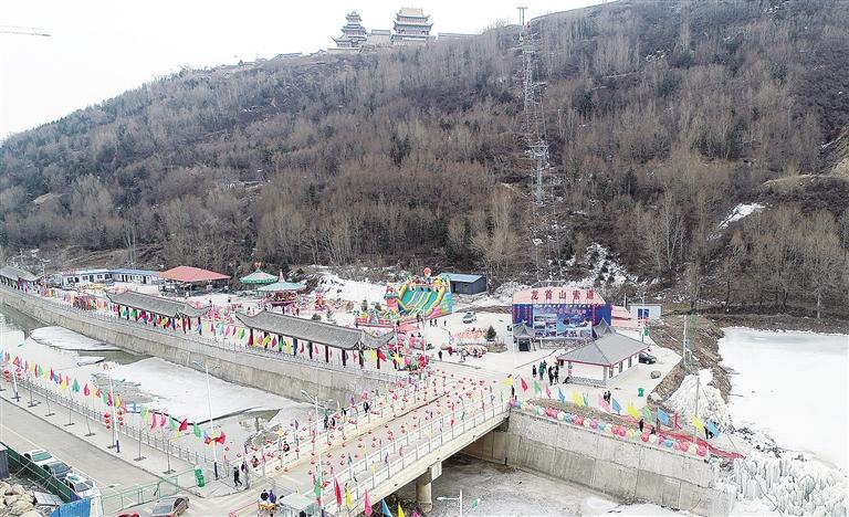 臨夏州龍首山風(fēng)景區(qū)迎來出游小高峰