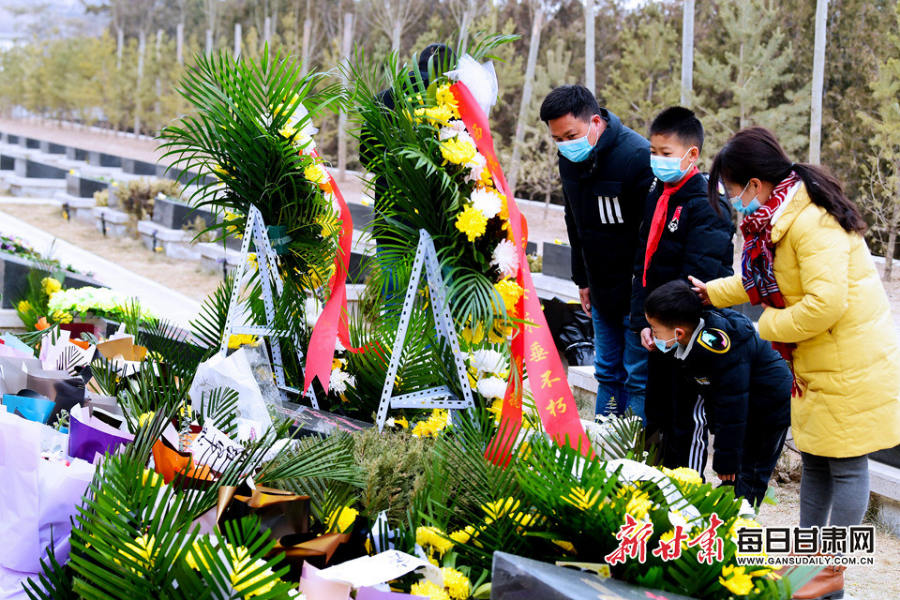 委托快遞、自發(fā)前往，社會(huì)各界在陳紅軍烈士墓前獻(xiàn)花致敬