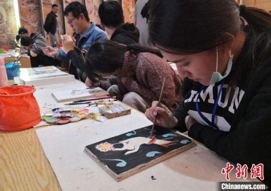 2020年10月，臺灣大學(xué)生在敦煌“莫高學(xué)堂”體驗?zāi)嗯弋嬍肿髡n。　丁思 攝