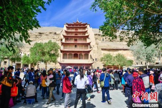 中國農歷四月初八，敦煌民眾傳承歷史習俗，前往莫高窟燒香禮佛、祈福。(資料圖) 王斌銀 攝