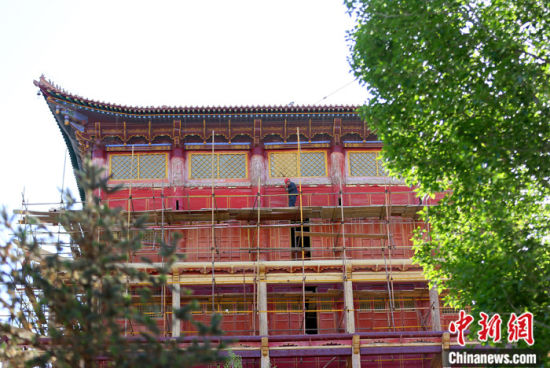 圖為5月上旬,甘肅山丹縣大佛寺內,工作人員對古建筑大雄寶殿進行修繕。 中新社記者 高展 攝 圖為5月上旬,甘肅山丹縣大佛寺內,工作人員對古建筑大雄寶殿進行修繕。 中新社記者 高展 攝