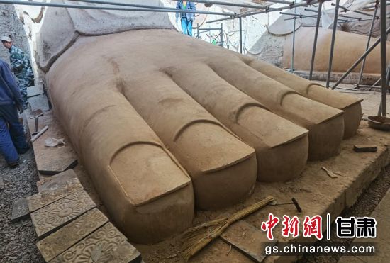 圖為中國“石窟鼻祖”天梯山石窟第13窟大佛足部與局部危巖體搶救性保護(hù)項(xiàng)目施工現(xiàn)場(chǎng)。陳曉斌 攝 圖為中國“石窟鼻祖”天梯山石窟第13窟大佛足部與局部危巖體搶救性保護(hù)項(xiàng)目施工現(xiàn)場(chǎng)。陳曉斌 攝