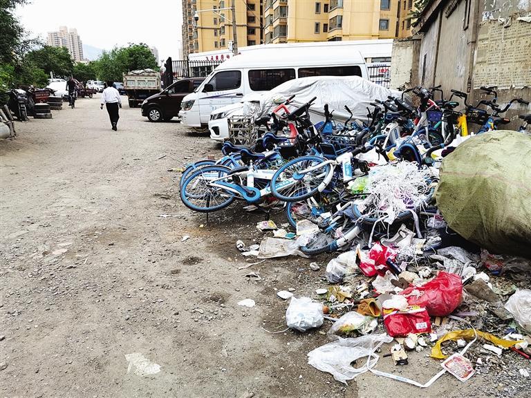 百米土路臟亂差，誰來管？經(jīng)記者協(xié)調(diào)，社區(qū)組織志愿者進(jìn)行了清理