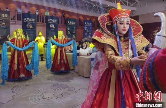 圖為中國首部邊塞史詩劇《天下雄關(guān)》首演發(fā)布會現(xiàn)場。 崔琳 攝 圖為中國首部邊塞史詩劇《天下雄關(guān)》首演發(fā)布會現(xiàn)場。 崔琳 攝