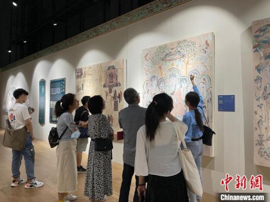 圖為展覽現(xiàn)場(chǎng)?！〗瓧顭?攝