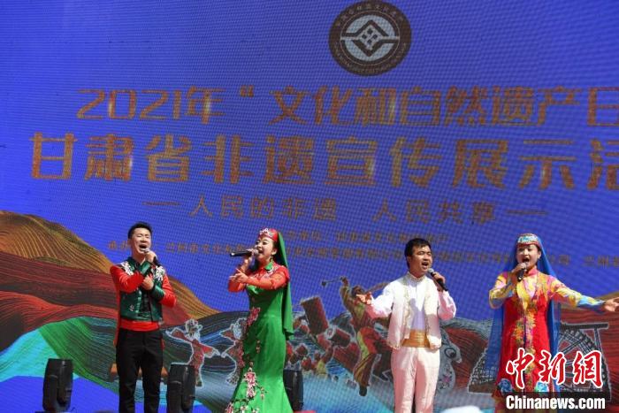 圖為甘肅臨夏回族自治州非遺傳承人演唱花兒。 楊艷敏 攝 圖為甘肅臨夏回族自治州非遺傳承人演唱花兒。 楊艷敏 攝