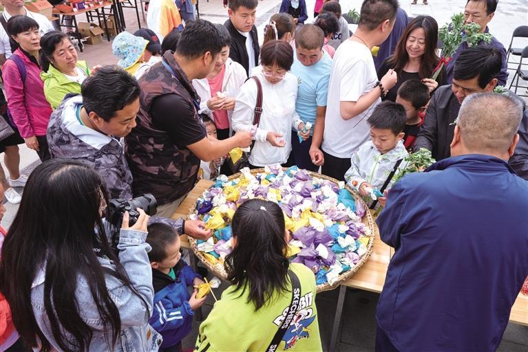 蘭州：民俗文化節上 艾草玩出新花樣