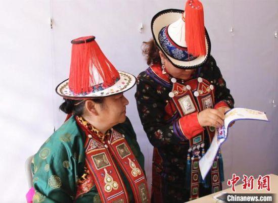 圖為用活態(tài)傳習(xí)的模式促進(jìn)裕固族非物質(zhì)文化遺產(chǎn)的保護(hù)傳承?！∈缝o靜 攝