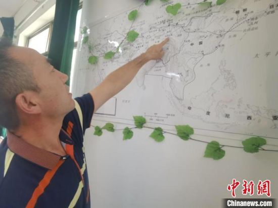圖為甘肅省社會科學院絲綢之路研究所所長侯宗輝指出《絲綢之路古文明》課題組考察線路。　閆姣 攝