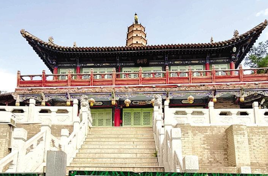 白塔寺閉門謝客，何時開放？管理處：白塔基礎(chǔ)出現(xiàn)病害圍擋施工，預(yù)計年底前完工