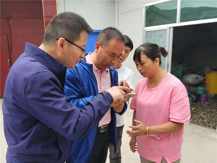 1630572048696458.jpg 干部手把手教村民掃碼監督操作流程.jpg