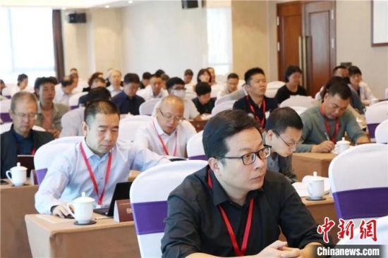 圖為“明清時期河西走廊社會變遷”學(xué)術(shù)研討會現(xiàn)場。 武威市新聞傳媒集團(tuán)供圖 圖為“明清時期河西走廊社會變遷”學(xué)術(shù)研討會現(xiàn)場。 武威市新聞傳媒集團(tuán)供圖
