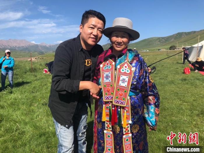 圖為拍攝紀錄片《西茂的婚禮》期間,張輝剛(左)與裕固族老人合影留念。(資料圖) 張輝剛供圖 圖為拍攝紀錄片《西茂的婚禮》期間,張輝剛(左)與裕固族老人合影留念。(資料圖) 張輝剛供圖
