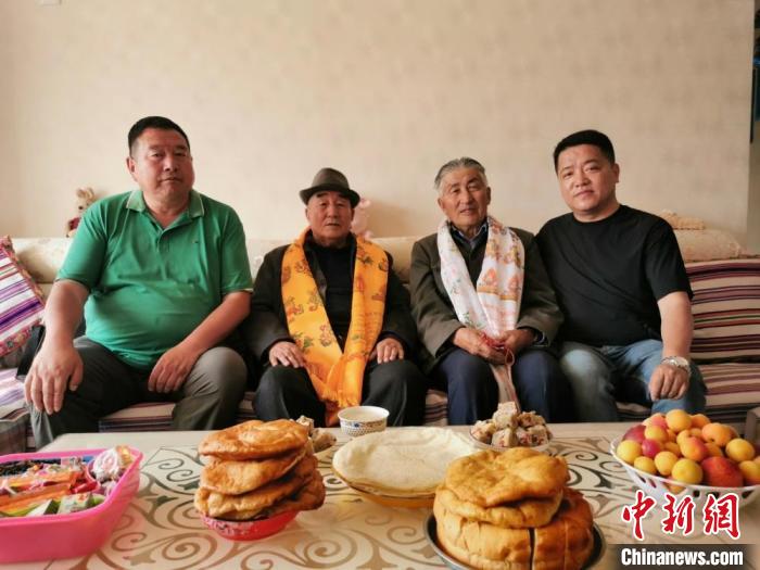 圖為張輝剛(右一)拜訪甘肅肅南縣裕固族德高望重的老人。(資料圖) 張輝剛供圖 圖為張輝剛(右一)拜訪甘肅肅南縣裕固族德高望重的老人。(資料圖) 張輝剛供圖