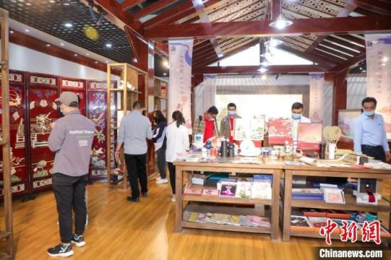 圖為甘肅“一會一節”期間,位于敦煌的天水市展館中,民眾觀賞文創產品。 甘肅省文化和旅游廳供圖 圖為甘肅“一會一節”期間,位于敦煌的天水市展館中,民眾觀賞文創產品。 甘肅省文化和旅游廳供圖