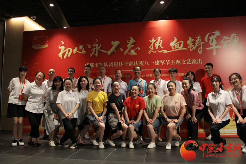 【蘭大新聞學(xué)子重走西北角】不變的軍旅情，不滅的舞臺夢——記原成都軍區(qū)政治部戰(zhàn)旗文工團國家一級演員楊思遠(yuǎn)