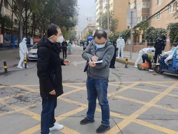 1634894077830733.jpg 蘭州市紀委監委干部下沉一線詳細詢問疫情防控情況。.jpg