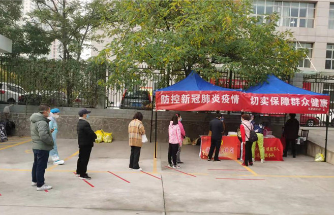 1634894095585926.jpg 城關區紀委監委各監督檢查組督促各街道核酸檢測點落實“一米線”制度。.jpg