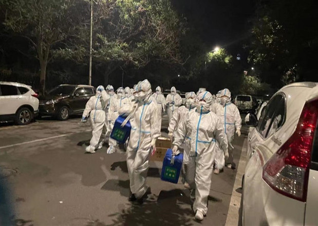 1634894155531378.jpg 安寧區紀委監委協助醫護人員進駐封閉小區開展核酸檢測.jpg