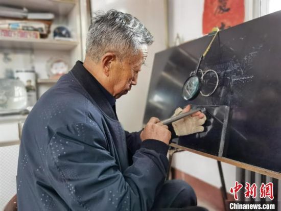 圖為陶世清在創(chuàng)作中。 楊娜 攝 圖為陶世清在創(chuàng)作中。 楊娜 攝