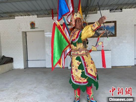 圖為完代才讓在外木村戲臺出演。 宋子昕 攝 圖為完代才讓在外木村戲臺出演。 宋子昕 攝