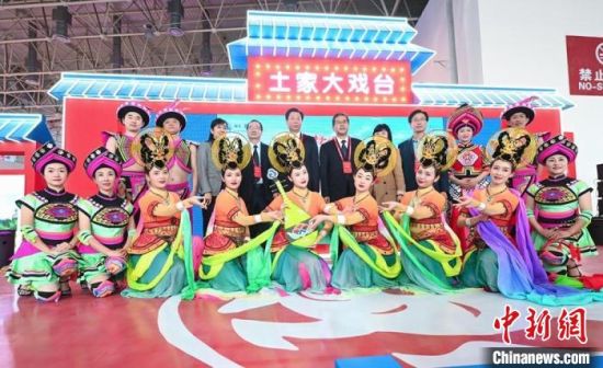 11月26日，“甘肅團”在首屆中國(武漢)文化旅游博覽會展區的“土家大戲臺”，與“湖北團”互訪交流。　甘肅省文化和旅游廳供圖