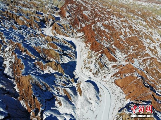 甘肅張掖七彩丹霞恢復開放 現“雪浴丹霞”景觀