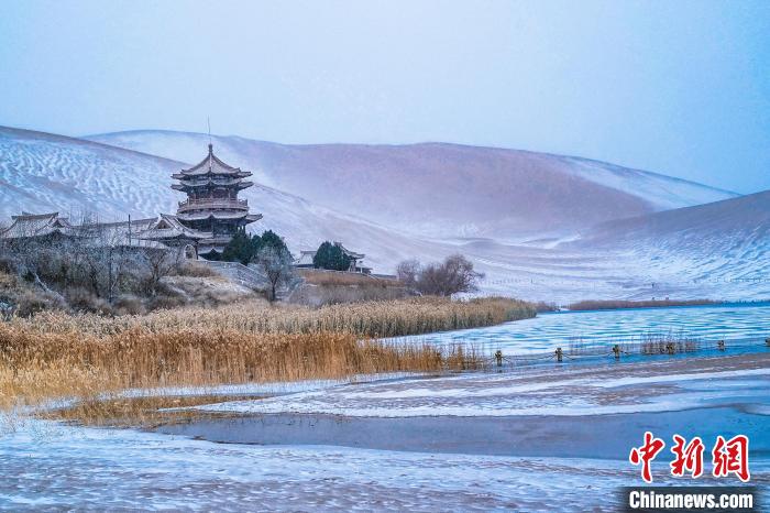 2021年11月28日,雪落鳴沙山月牙泉景區。 王斌銀 攝 2021年11月28日,雪落鳴沙山月牙泉景區。 王斌銀 攝