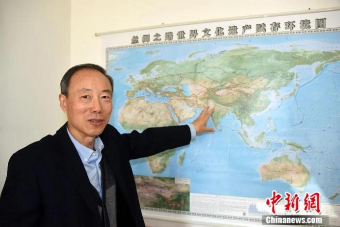 王心源在北京接受<a target='_blank' data-cke-saved-href='/' href='/'>中新社</a>“東西問”專訪,介紹最新研究編制出版的《絲綢之路世界文化遺產賦存環(huán)境圖》。<a target='_blank' data-cke-saved-href='/' href='/'>中新社</a>記者 孫自法 攝 點擊進入下一頁