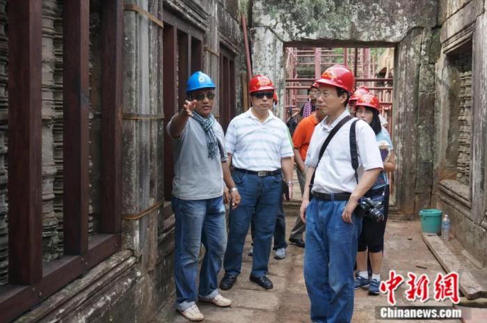 王心源(前右)在吳哥窟考察。<a target='_blank' data-cke-saved-href='/' href='/'>中新社</a>發(fā) 受訪者 供圖 點擊進入下一頁