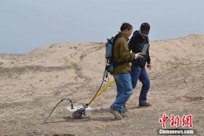 王心源(左)在甘肅敦煌進行探地雷達地下探測。<a target='_blank' data-cke-saved-href='/' href='/'>中新社</a>發(fā) 受訪者 供圖 點擊進入下一頁