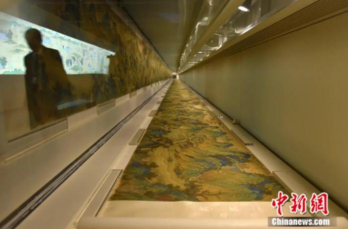 2018年12月在香港拍攝的“絲路山水地圖展”真跡。該真跡繪制于明代中后期,描繪了東起嘉峪關西至天方城(今沙特阿拉伯伊斯蘭圣城麥加)的遼闊地域范圍。<a target='_blank' data-cke-saved-href='/' href='/'>中新社</a>記者 張煒 攝 點擊進入下一頁