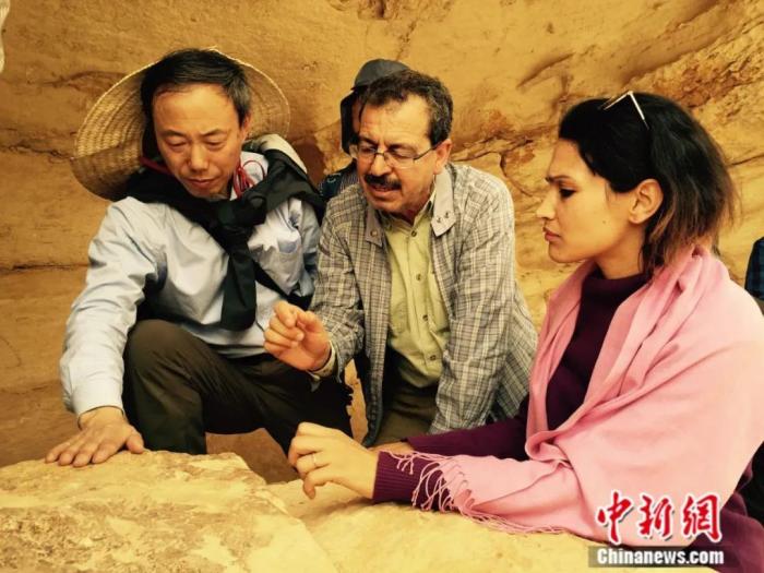王心源(左一)在突尼斯野外考察。<a target='_blank' data-cke-saved-href='/' href='/'>中新社</a>發(fā) 受訪者 供圖 點擊進入下一頁