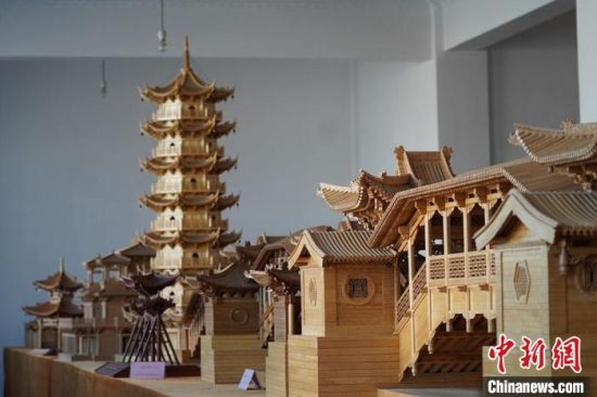 圖為古建筑模型制作技藝傳習(xí)所展廳內(nèi)的微縮古建筑作品。 九美旦增 攝 圖為古建筑模型制作技藝傳習(xí)所展廳內(nèi)的微縮古建筑作品。 九美旦增 攝
