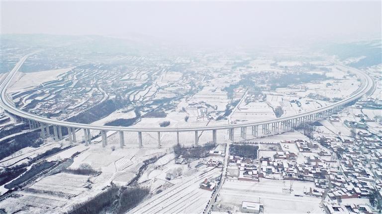 雪落山鄉景如畫