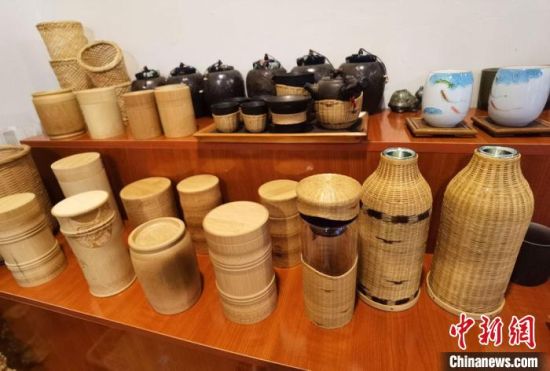 圖為展陳的一件件精致可愛的竹編農具工藝品。　馮志軍 攝