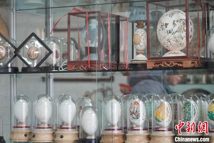 圖為吳義澤收藏柜內的蛋雕作品?！【琶赖ぴ?攝