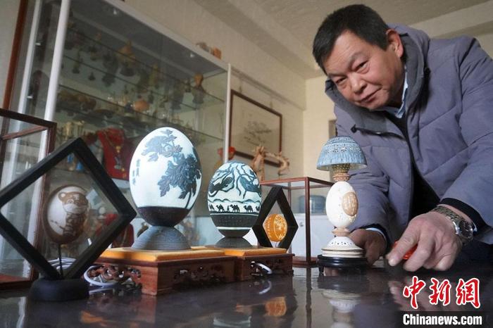圖為吳義澤展示的最新創作的蛋雕作品?！【琶赖ぴ?攝