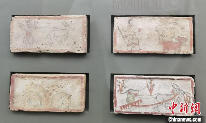 圖為嘉峪關長城博物館館藏文物魏晉墓彩繪畫像磚中豐富多彩的古代農牧業生產活動。(資料圖) 丁思 攝 圖為嘉峪關長城博物館館藏文物魏晉墓彩繪畫像磚中豐富多彩的古代農牧業生產活動。(資料圖) 丁思 攝